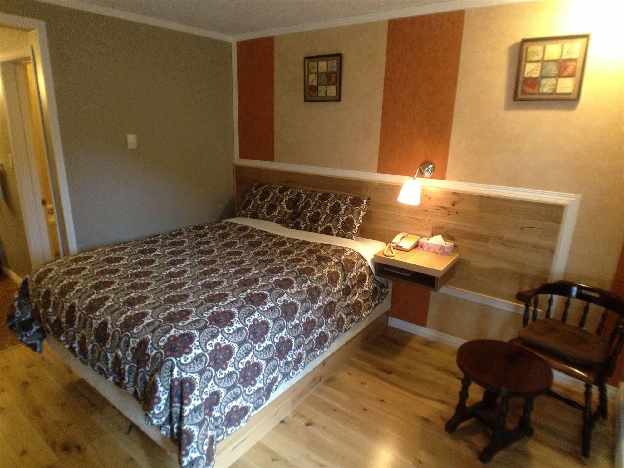Galaxy Motel St. Paul Экстерьер фото